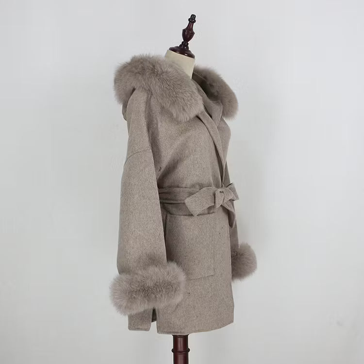 ANGELINA COAT KHAKI från NordicFurs – lyxig vinterjacka i khaki med pälskrage