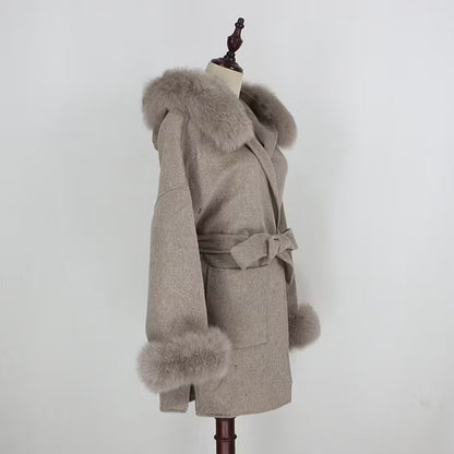 ANGELINA COAT KHAKI från NordicFurs – lyxig vinterjacka i khaki med pälskrage