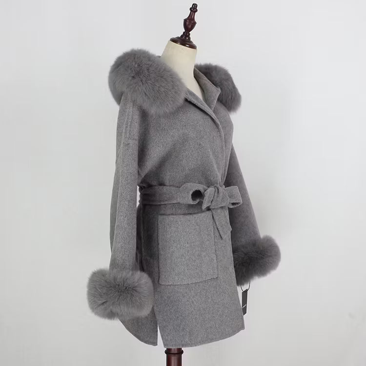 ANGELINA COAT GREY från NordicFurs – lyxig vinterjacka i grå med pälskrage