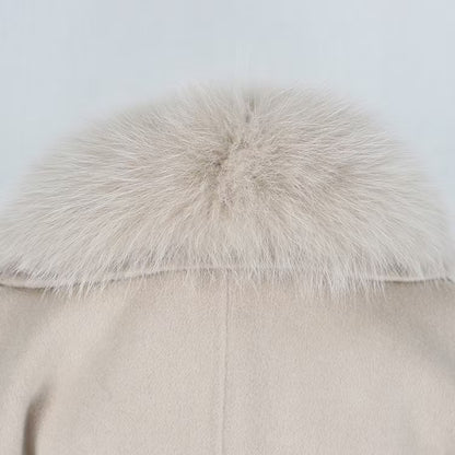 Monaco Coat Beige från NordicFurs – lyxig vinterjacka i beige med pälskrage