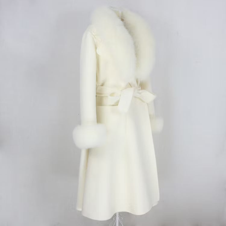 Monaco Coat Creme från NordicFurs – lyxig vinterjacka med pälskrage