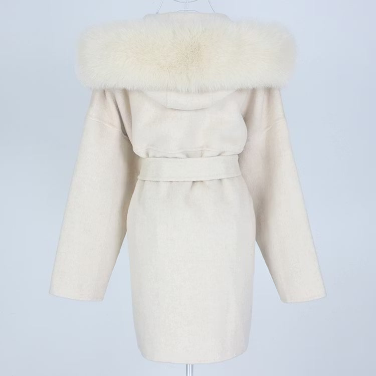 VALENTINA COAT WHITE från NordicFurs – lyxig vinterjacka i vit med pälskrage