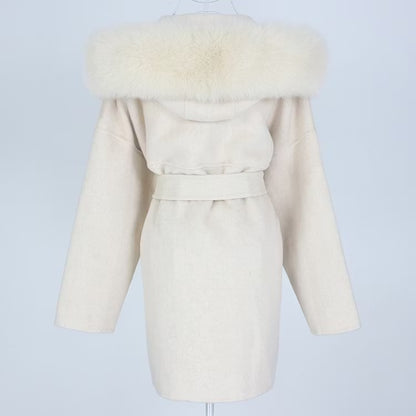 VALENTINA COAT WHITE från NordicFurs – lyxig vinterjacka i vit med pälskrage