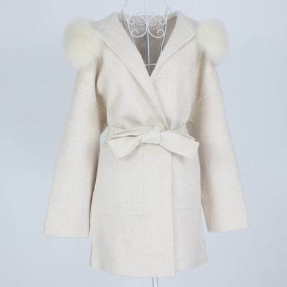 VALENTINA COAT WHITE från NordicFurs – lyxig vinterjacka i vit med pälskrage