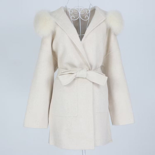 VALENTINA COAT WHITE från NordicFurs – lyxig vinterjacka i vit med pälskrage