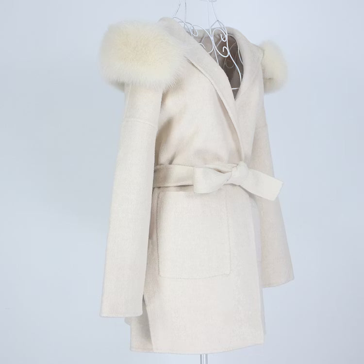 VALENTINA COAT WHITE från NordicFurs – lyxig vinterjacka i vit med pälskrage