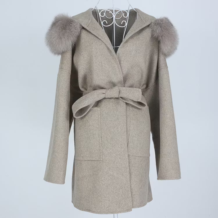 VALENTINA COAT KHAKI från NordicFurs – lyxig vinterjacka i khaki med pälskrage