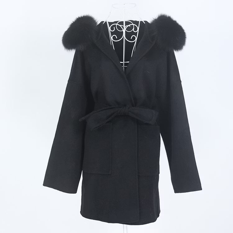 VALENTINA COAT BLACK från NordicFurs – lyxig vinterjacka i svart med pälskrage