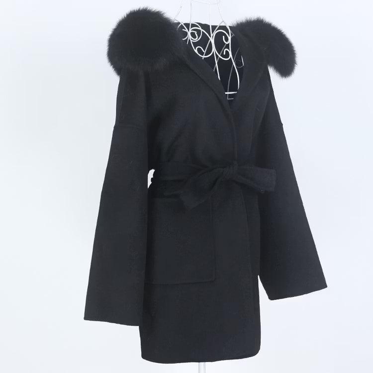 VALENTINA COAT BLACK från NordicFurs – lyxig vinterjacka i svart med pälskrage