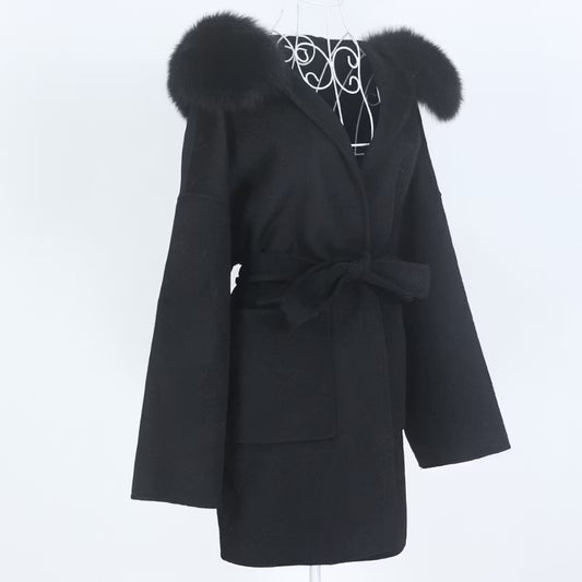 VALENTINA COAT BLACK från NordicFurs – lyxig vinterjacka i svart med pälskrage