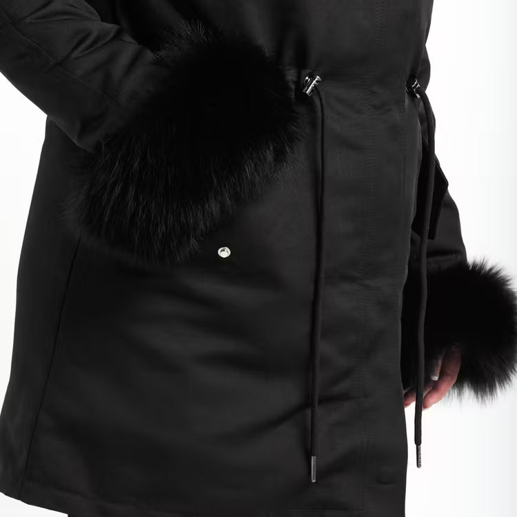 FATIMA PARKA ALL BLACK från NordicFurs – lyxig vinterjacka i svart med pälskrage