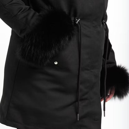 FATIMA PARKA ALL BLACK från NordicFurs – lyxig vinterjacka i svart med pälskrage