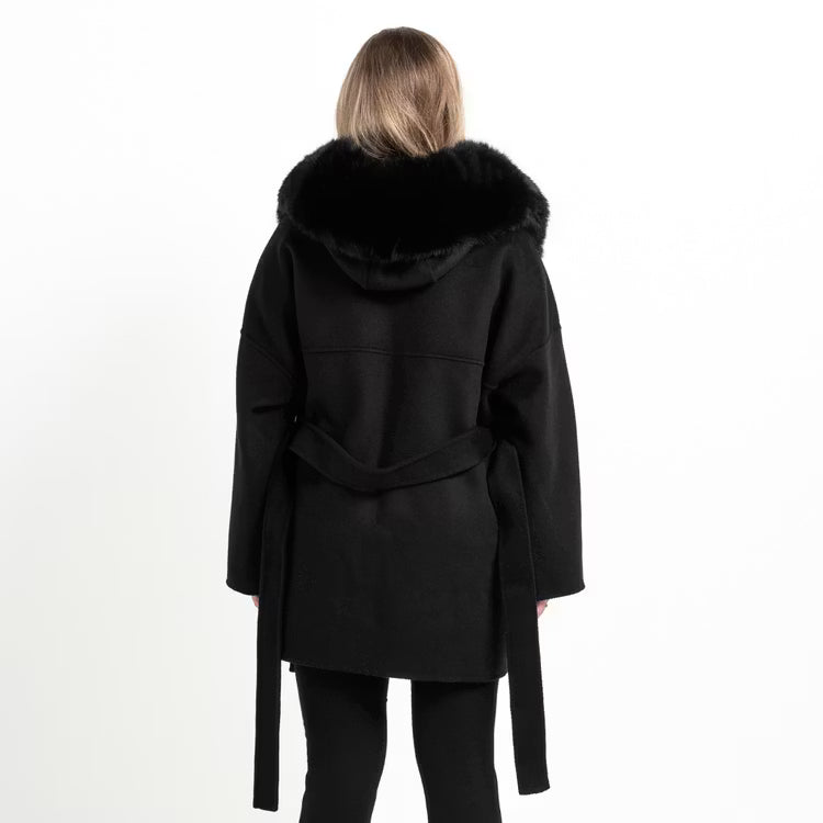 VALENTINA COAT BLACK från NordicFurs – lyxig vinterjacka i svart med pälskrage