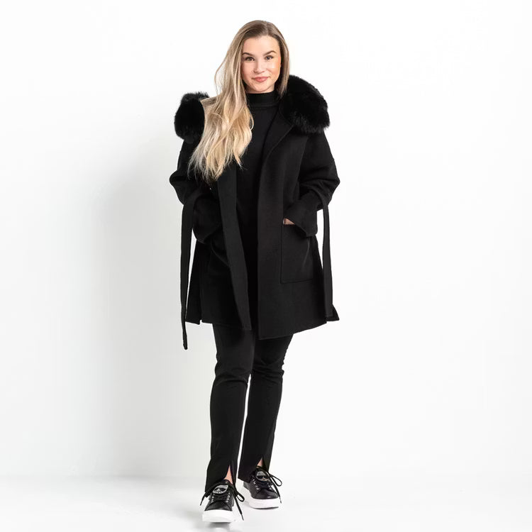 VALENTINA COAT BLACK från NordicFurs – lyxig vinterjacka i svart med pälskrage