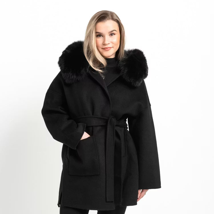VALENTINA COAT BLACK från NordicFurs – lyxig vinterjacka i svart med pälskrage
