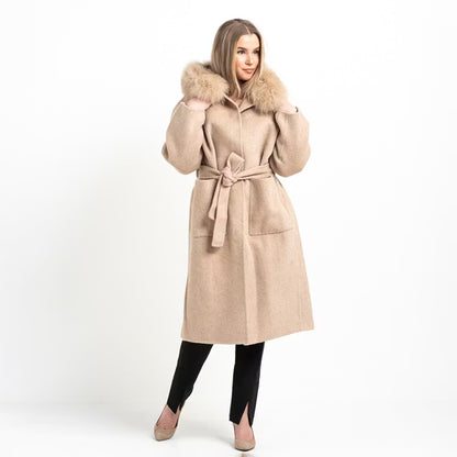 VANESSA COAT TAN från NordicFurs – lyxig vinterjacka med pälskrage