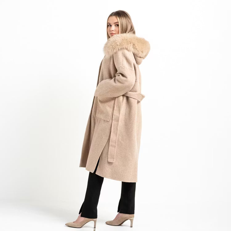 VANESSA COAT TAN från NordicFurs – lyxig vinterjacka med pälskrage