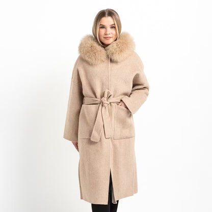 VANESSA COAT TAN från NordicFurs – lyxig vinterjacka med pälskrage