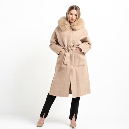 VANESSA COAT TAN från NordicFurs – lyxig vinterjacka med pälskrage