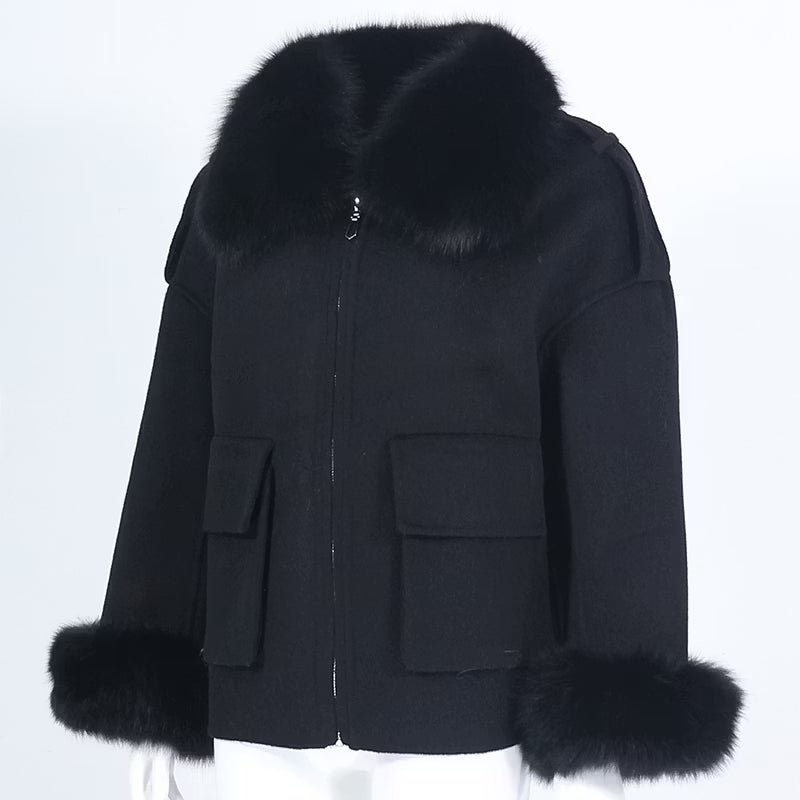 CHLOE COAT BLACK från NordicFurs – lyxig vinterjacka i svart med pälskrage
