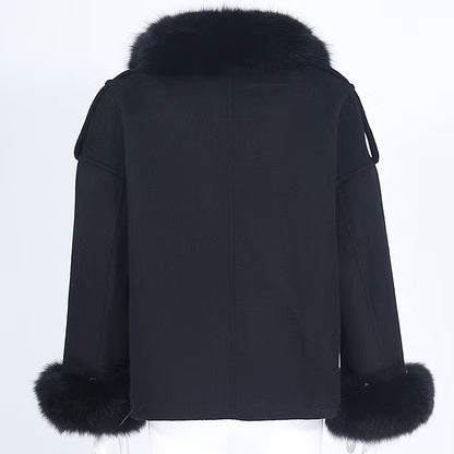 CHLOE COAT BLACK från NordicFurs – lyxig vinterjacka i svart med pälskrage