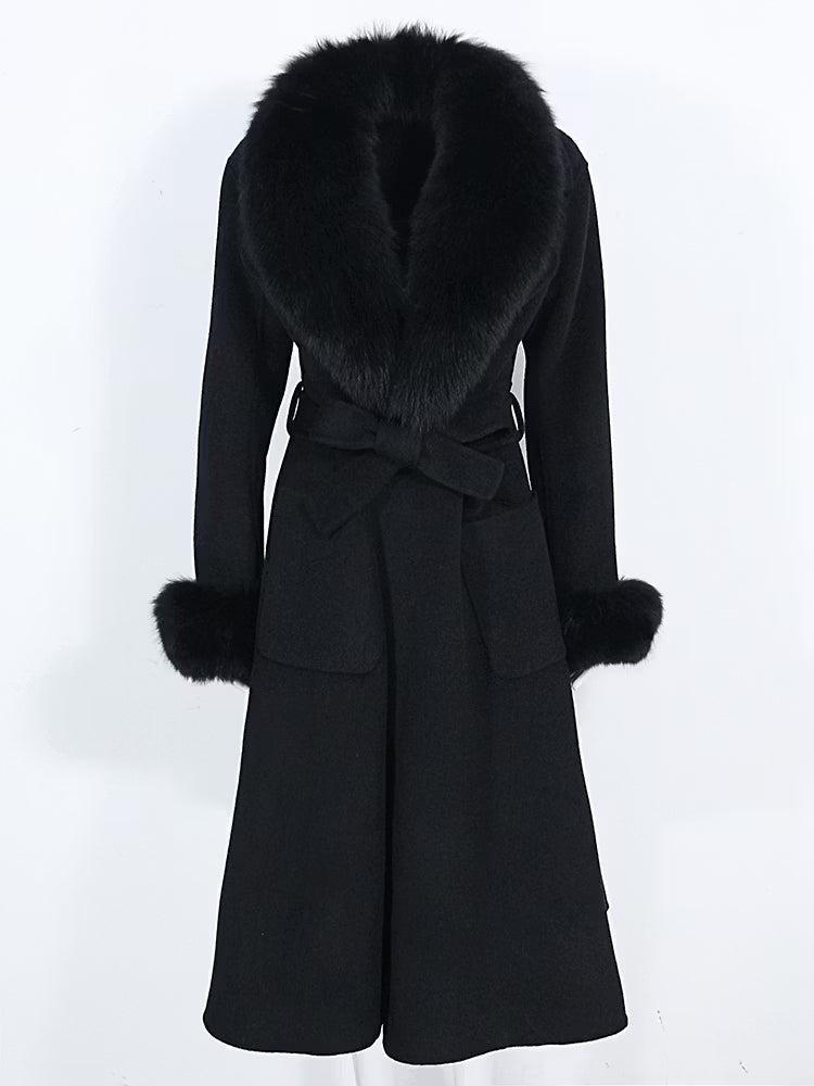 Monaco Coat Black från NordicFurs – lyxig vinterjacka i svart med pälskrage