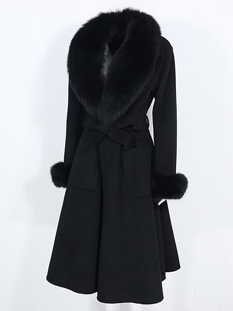 Monaco Coat Black från NordicFurs – lyxig vinterjacka i svart med pälskrage