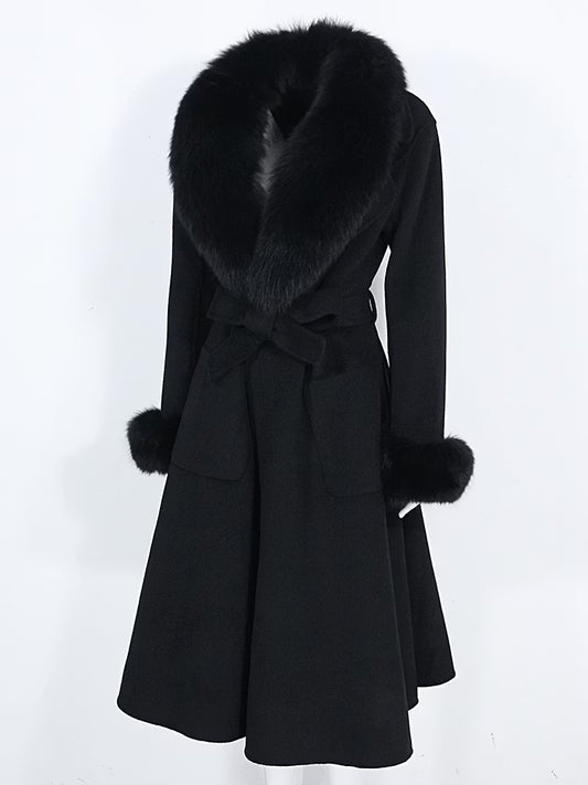 Monaco Coat Black från NordicFurs – lyxig vinterjacka i svart med pälskrage