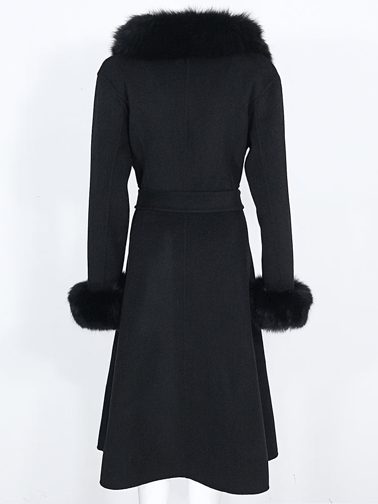 Monaco Coat Black från NordicFurs – lyxig vinterjacka i svart med pälskrage