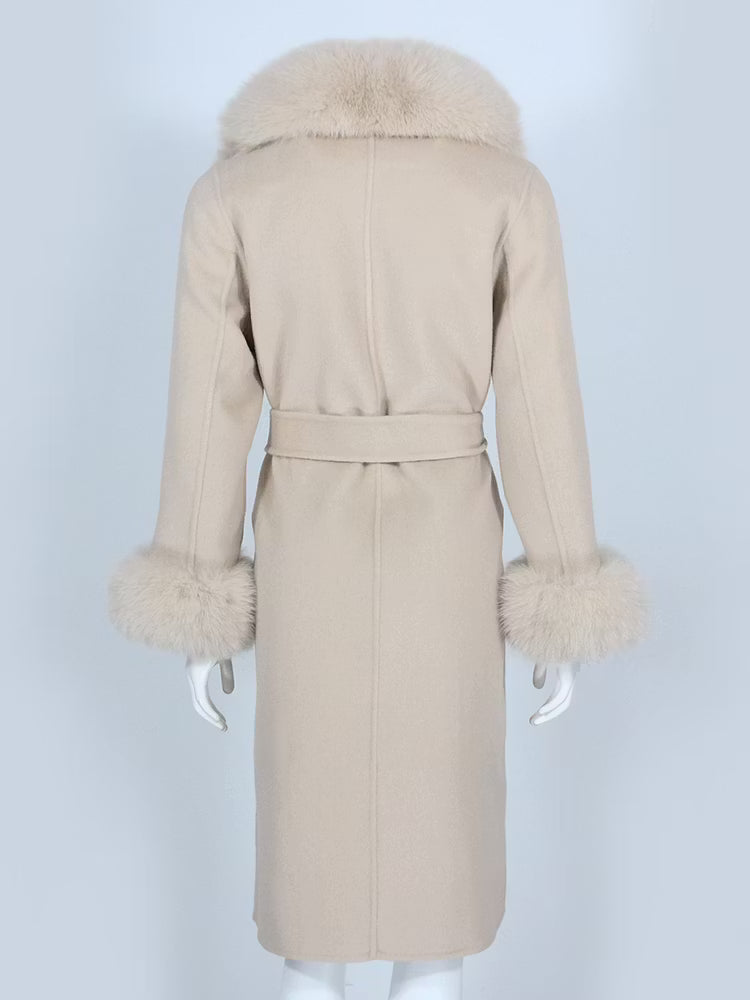 VALERIE COAT NUDE från NordicFurs – lyxig vinterjacka med pälskrage