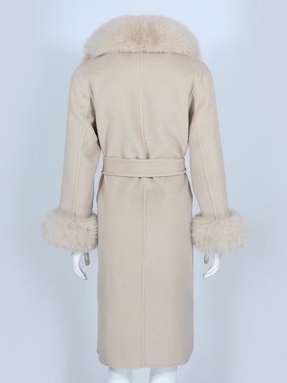 VALERIE COAT NUDE från NordicFurs – lyxig vinterjacka med pälskrage