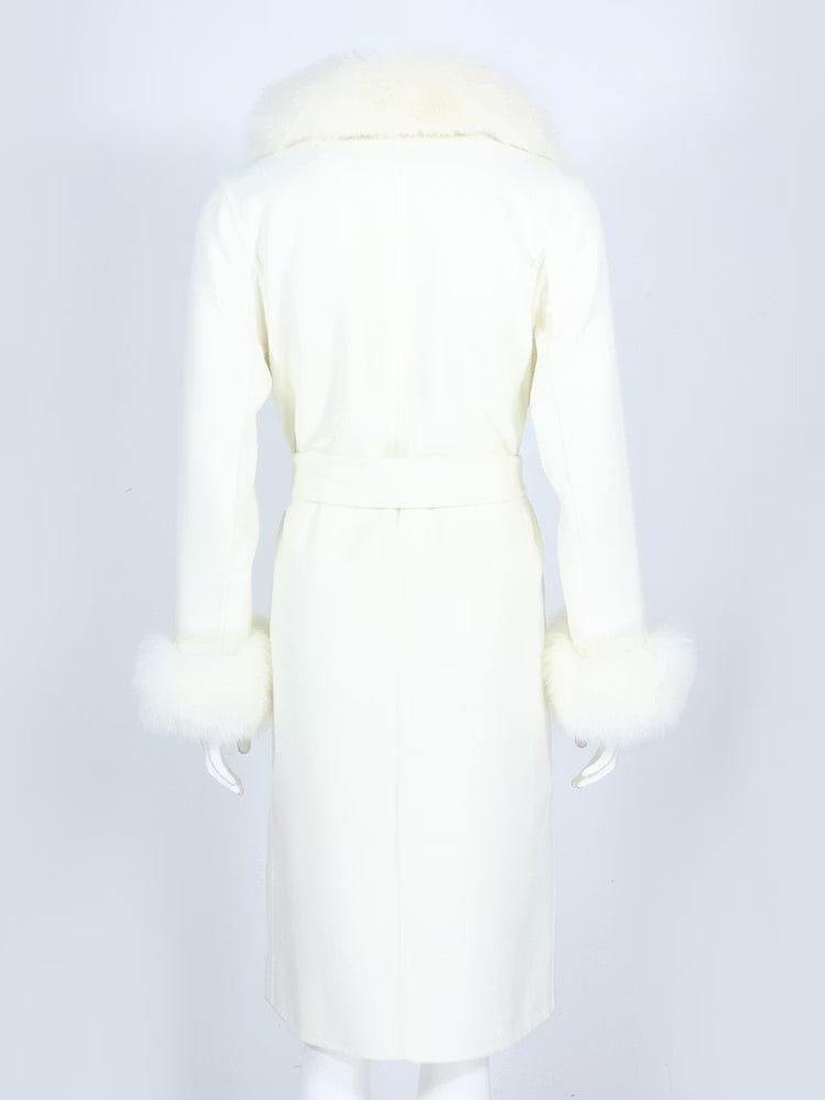 VALERIE COAT WHITE från NordicFurs – lyxig vinterjacka i vit med pälskrage