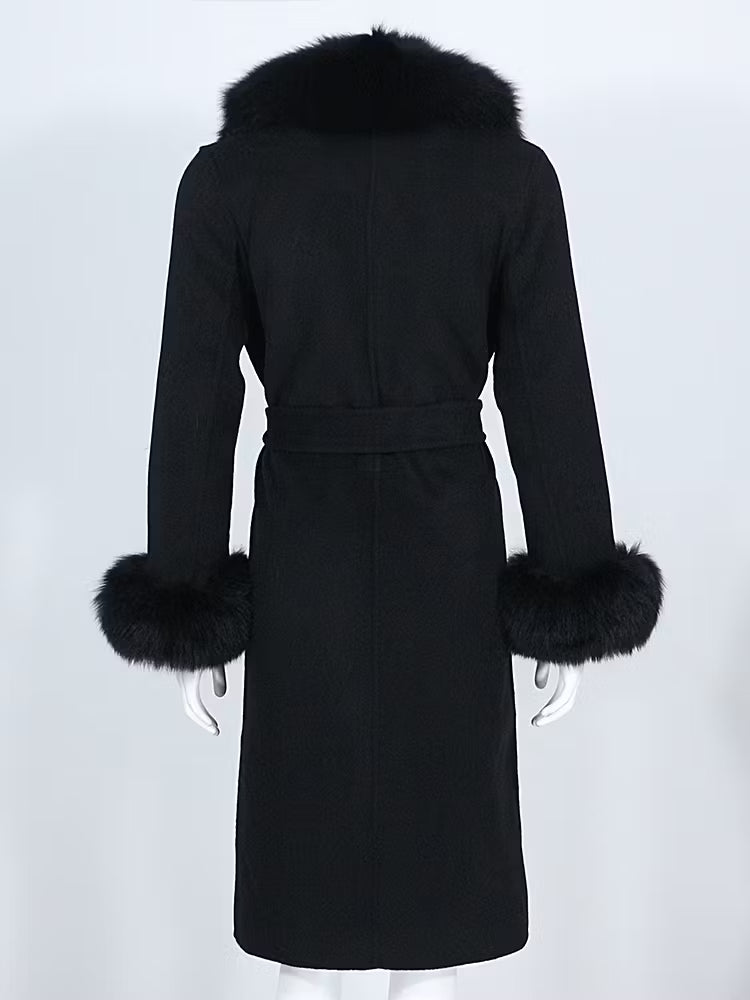 VALERIE COAT BLACK från NordicFurs – lyxig vinterjacka i svart med pälskrage