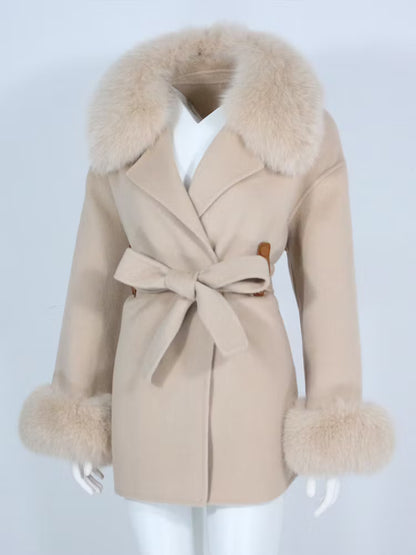 LISABON COAT TAN från NordicFurs – lyxig vinterjacka med pälskrage