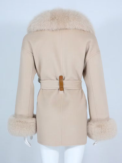 LISABON COAT TAN från NordicFurs – lyxig vinterjacka med pälskrage