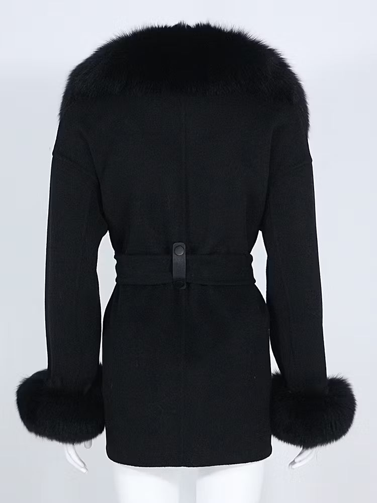 LISABON COAT BLACK från NordicFurs – lyxig vinterjacka i svart med pälskrage