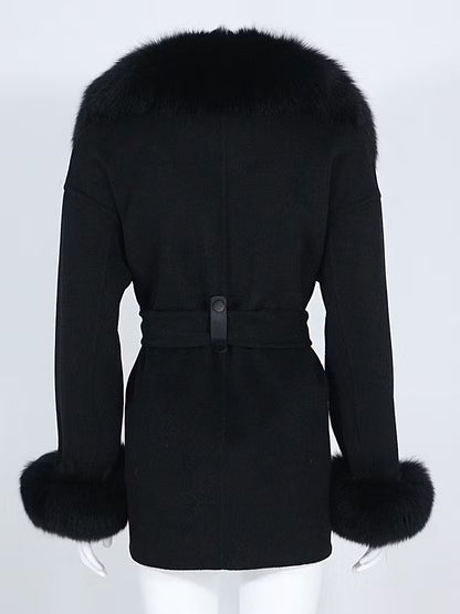 LISABON COAT BLACK från NordicFurs – lyxig vinterjacka i svart med pälskrage