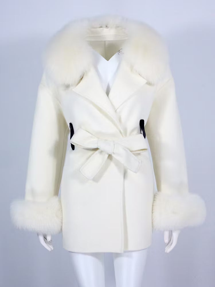 LISABON COAT WHITE från NordicFurs – lyxig vinterjacka i vit med pälskrage