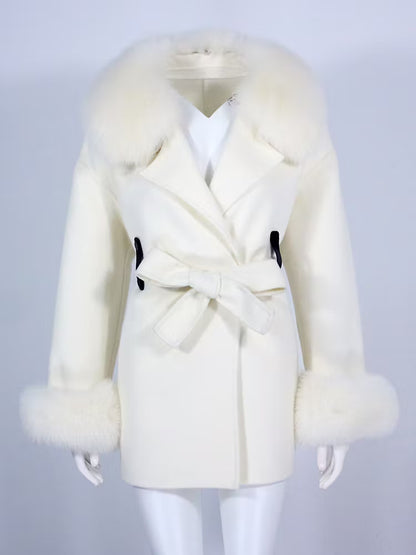 LISABON COAT WHITE från NordicFurs – lyxig vinterjacka i vit med pälskrage