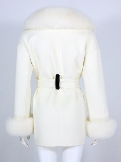 LISABON COAT WHITE från NordicFurs – lyxig vinterjacka i vit med pälskrage