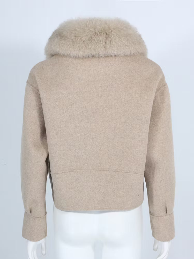 ASPEN JACKET TAUPE från NordicFurs – lyxig vinterjacka i taupe med pälskrage