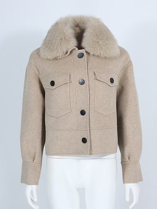 ASPEN JACKET TAUPE från NordicFurs – lyxig vinterjacka i taupe med pälskrage