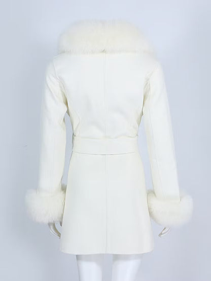 MARSEILLE COAT WHITE från NordicFurs – lyxig vinterjacka i vit med pälskrage