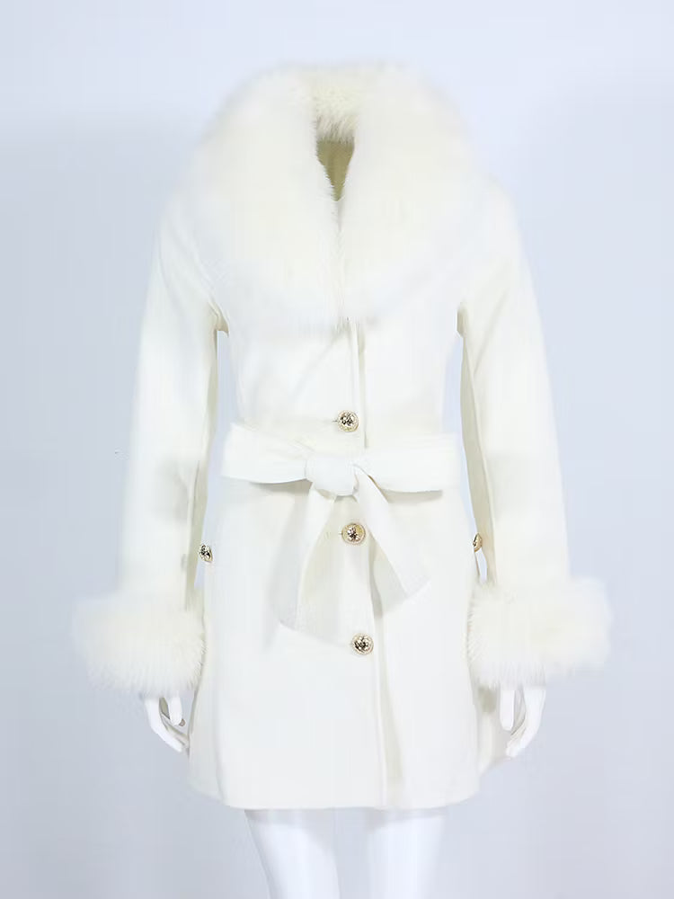 MARSEILLE COAT WHITE från NordicFurs – lyxig vinterjacka i vit med pälskrage