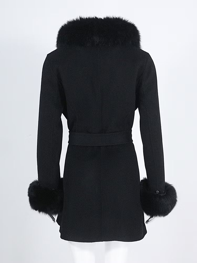 MARSEILLE COAT BLACK från NordicFurs – lyxig vinterjacka i svart med pälskrage