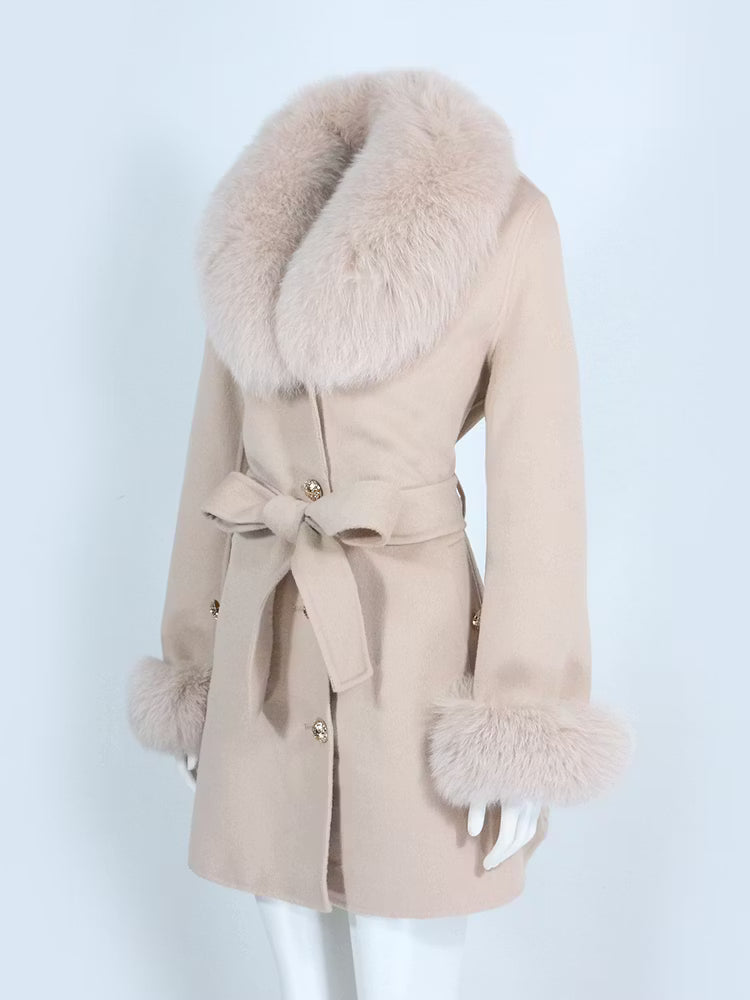 MARSEILLE COAT NUDE från NordicFurs – lyxig vinterjacka med pälskrage