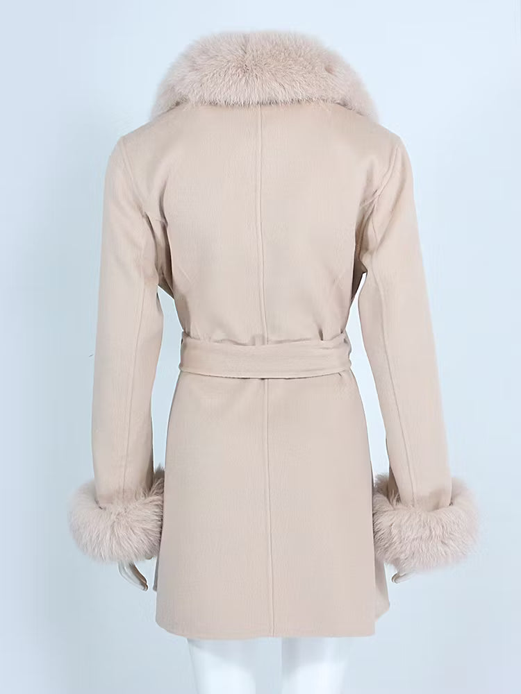 MARSEILLE COAT NUDE från NordicFurs – lyxig vinterjacka med pälskrage