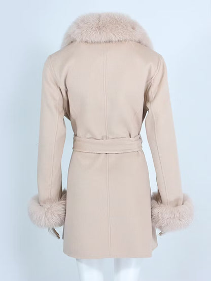 MARSEILLE COAT NUDE från NordicFurs – lyxig vinterjacka med pälskrage