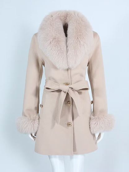 MARSEILLE COAT NUDE från NordicFurs – lyxig vinterjacka med pälskrage