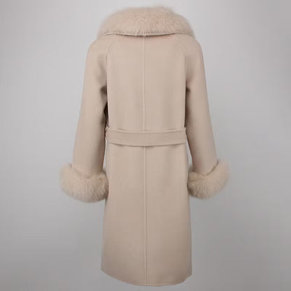 LORENA COAT NUDE från NordicFurs – lyxig vinterjacka med pälskrage
